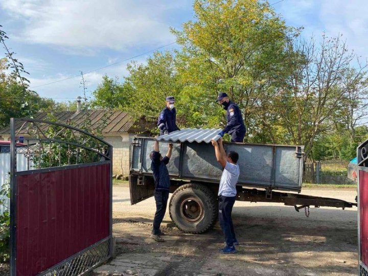 Salvatorii continuă să intervină în localitățile afectate de ploile puternice din ultimele zile (FOTO/VIDEO)