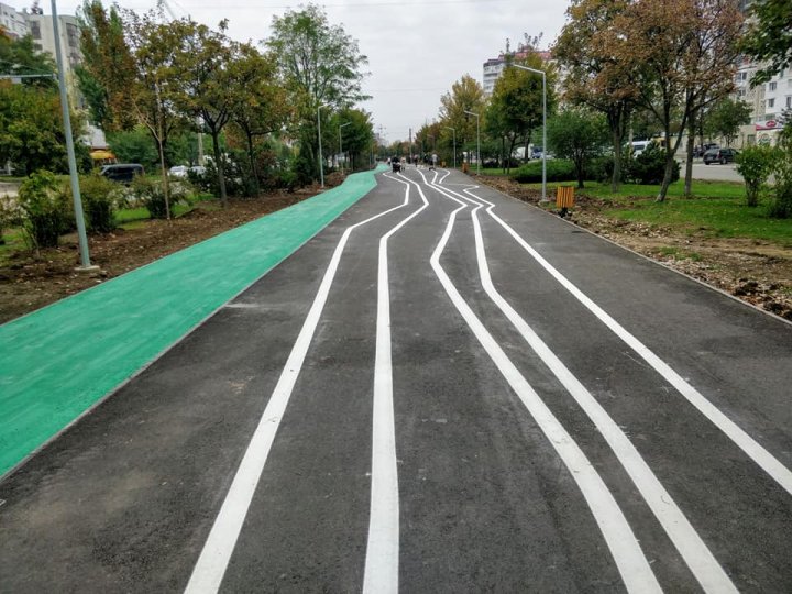 Marcaje mai puțin obișnuite pe o alee din Capitală. Vezi cum arată (FOTO)