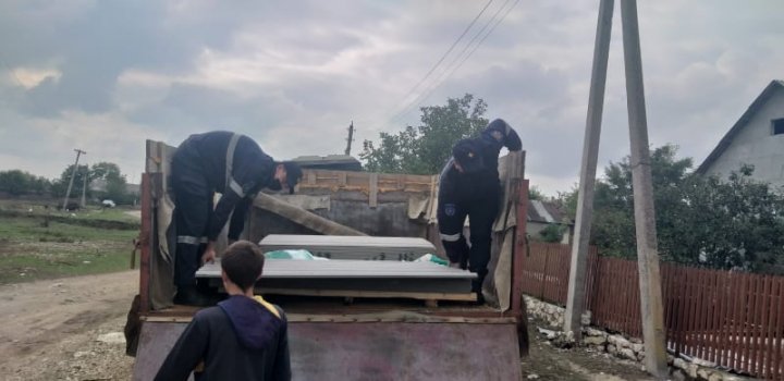 Salvatorii continuă să intervină în localitățile afectate de ploile puternice din ultimele zile (FOTO/VIDEO)