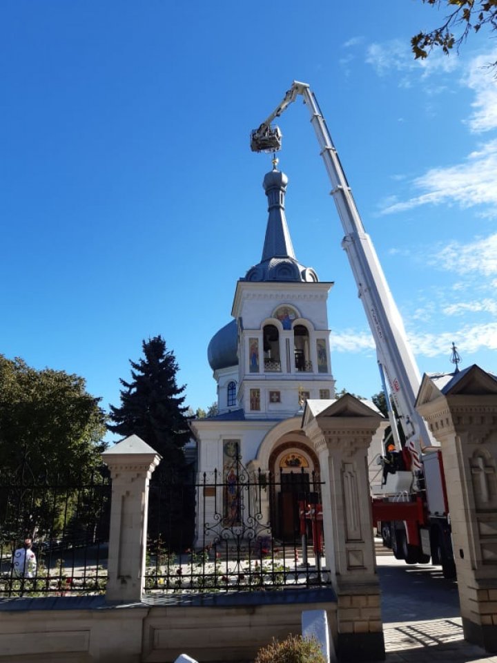 O cruce de pe cupola unei biserici din Capitală, cu o greutate de 50 kg, la un pas de a fi luată de vântul puternic (FOTO/VIDEO)