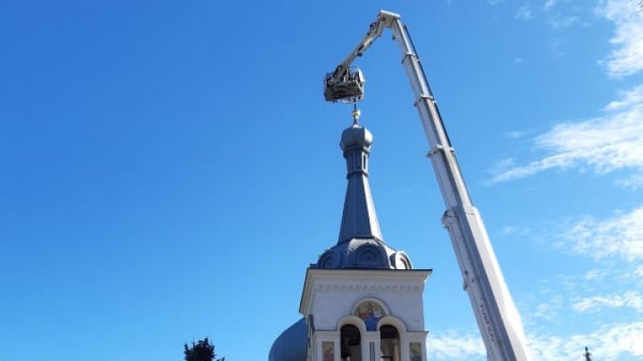 O cruce de pe cupola unei biserici din Capitală, cu o greutate de 50 kg, la un pas de a fi luată de vântul puternic (FOTO/VIDEO)