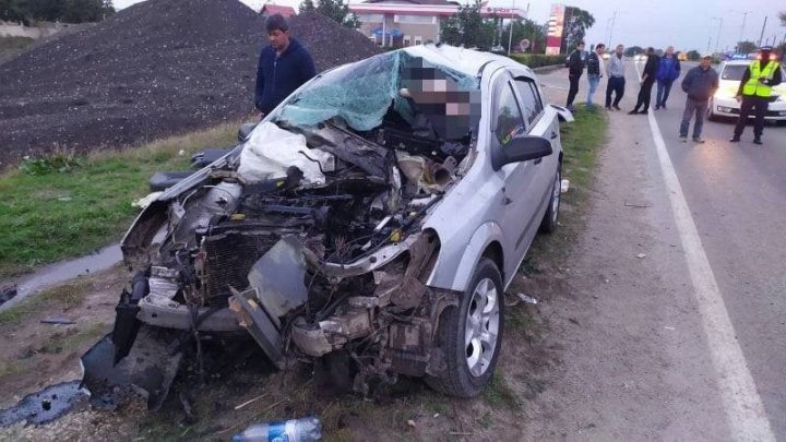 Accident grav la ieșirea din localitatea Sărătenii Vechi. Un automobil s-a izbit violent în parapetul de pe marginea șoselei (FOTO)