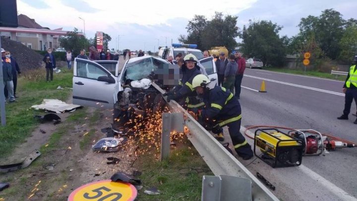 Accident grav la ieșirea din localitatea Sărătenii Vechi. Un automobil s-a izbit violent în parapetul de pe marginea șoselei (FOTO)