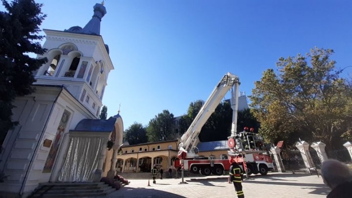 O cruce de pe cupola unei biserici din Capitală, cu o greutate de 50 kg, la un pas de a fi luată de vântul puternic (FOTO/VIDEO)