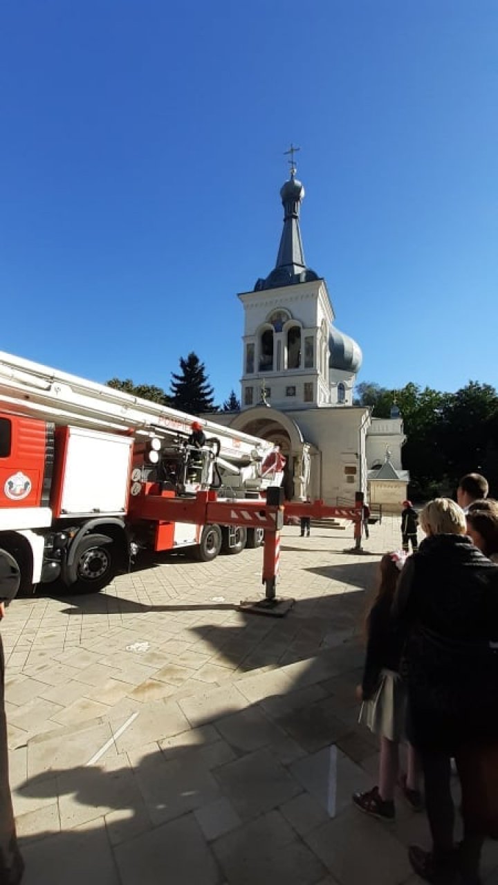 O cruce de pe cupola unei biserici din Capitală, cu o greutate de 50 kg, la un pas de a fi luată de vântul puternic (FOTO/VIDEO)