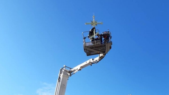 O cruce de pe cupola unei biserici din Capitală, cu o greutate de 50 kg, la un pas de a fi luată de vântul puternic (FOTO/VIDEO)