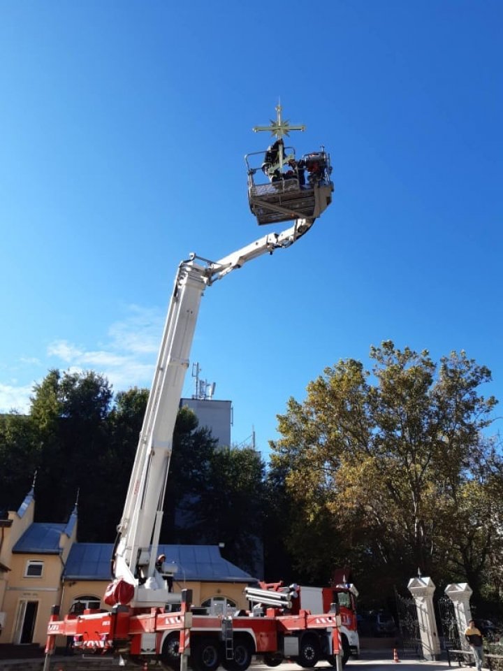 O cruce de pe cupola unei biserici din Capitală, cu o greutate de 50 kg, la un pas de a fi luată de vântul puternic (FOTO/VIDEO)