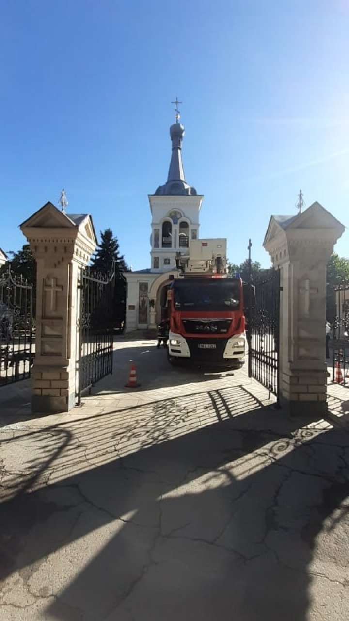 O cruce de pe cupola unei biserici din Capitală, cu o greutate de 50 kg, la un pas de a fi luată de vântul puternic (FOTO/VIDEO)