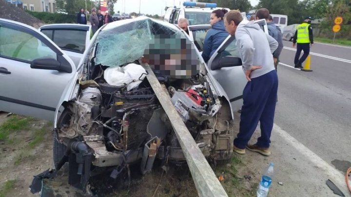 Accident grav la ieșirea din localitatea Sărătenii Vechi. Un automobil s-a izbit violent în parapetul de pe marginea șoselei (FOTO)