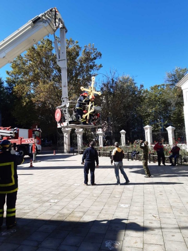 O cruce de pe cupola unei biserici din Capitală, cu o greutate de 50 kg, la un pas de a fi luată de vântul puternic (FOTO/VIDEO)