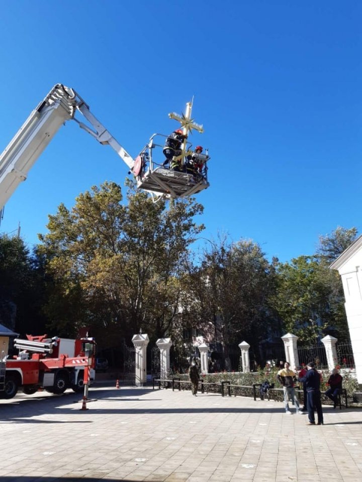 O cruce de pe cupola unei biserici din Capitală, cu o greutate de 50 kg, la un pas de a fi luată de vântul puternic (FOTO/VIDEO)