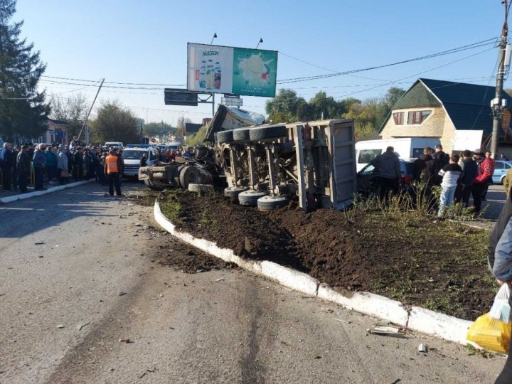 (VIDEO/FOTO) Accident TERIFIANT la Briceni. Mai multe mașini, făcute zob de un camion