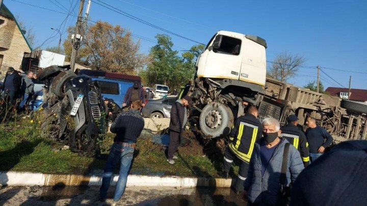 (VIDEO/FOTO) Accident TERIFIANT la Briceni. Mai multe mașini, făcute zob de un camion