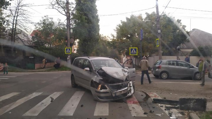 ACCIDENT GRAV în sectorul Botanica al Capitalei. Două maşini s-au ciocnit violent într-o intersecţie