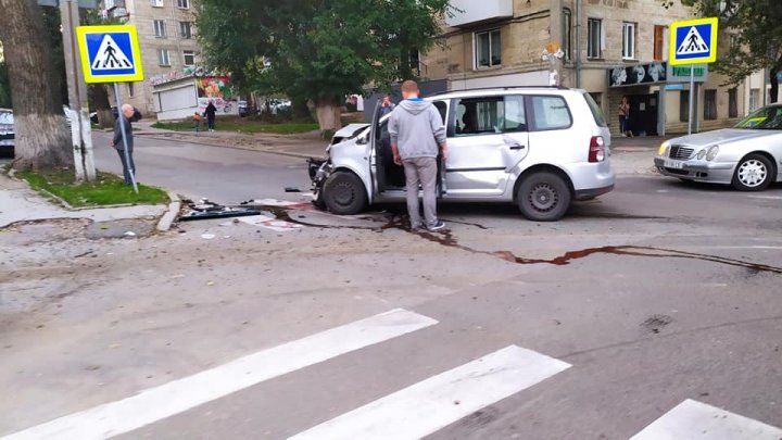 ACCIDENT GRAV în sectorul Botanica al Capitalei. Două maşini s-au ciocnit violent într-o intersecţie