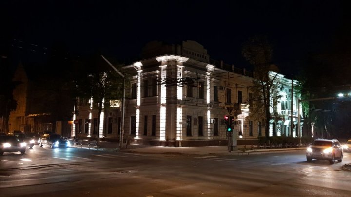 Chișinău în lumini: Trei clădiri de importanță istorică au fost iluminate (FOTO)