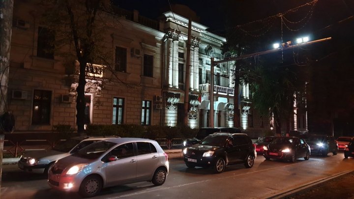 Chișinău în lumini: Trei clădiri de importanță istorică au fost iluminate (FOTO)