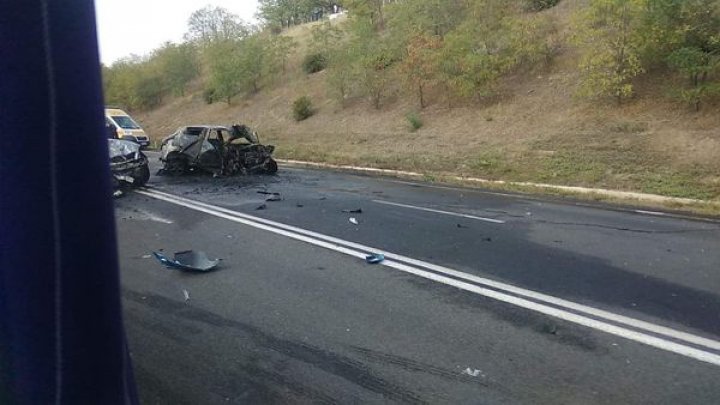 Accident GRAV cu implicarea a trei automobile în apropiere de Sociteni. O mașină a luat foc. Sunt RĂNIȚI