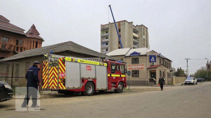 Au început lucrările de demolare a blocului avariat de la Otaci (FOTO/VIDEO)