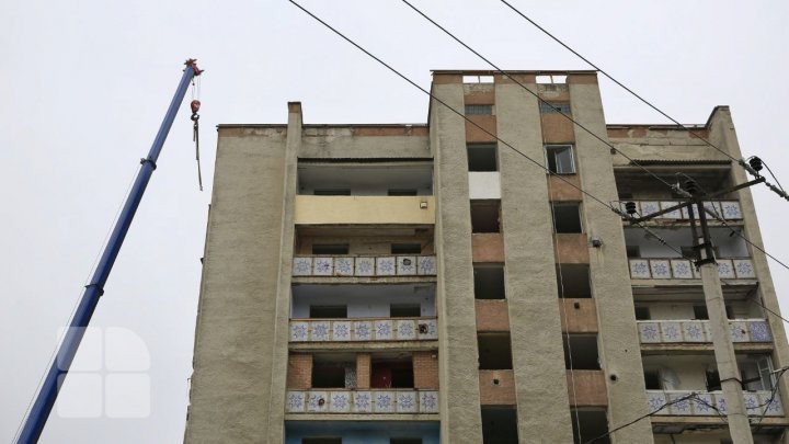 Au început lucrările de demolare a blocului avariat de la Otaci (FOTO/VIDEO)