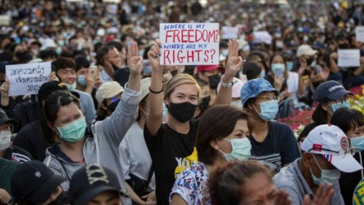 Stare de urgenţă la Bangkok pentru a opri protestele. Convoiul regelui, blocat de manifestanţi