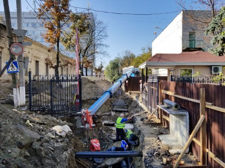 O macara s-a prăbușit lângă Spitalul de Urgență. Mai multe persoane sunt GRAV RĂNITE (FOTO/VIDEO)