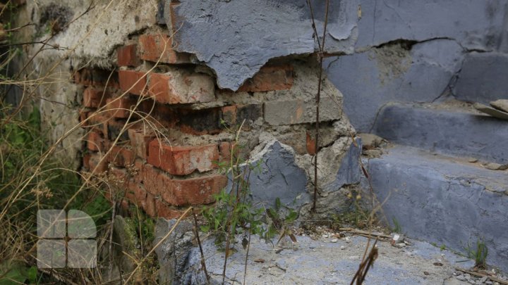 Au început lucrările de demolare a blocului avariat de la Otaci (FOTO/VIDEO)