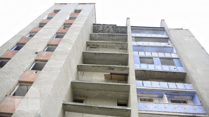 Au început lucrările de demolare a blocului avariat de la Otaci (FOTO/VIDEO)