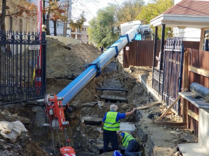 O macara s-a prăbușit lângă Spitalul de Urgență. Mai multe persoane sunt GRAV RĂNITE (FOTO/VIDEO)