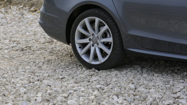 Au început să reabiliteze capital o porțiune de drum din satul Merenii Noi, însă s-au răzgândit. Acum șoferii ocolesc acest traseu (FOTOREPORT)