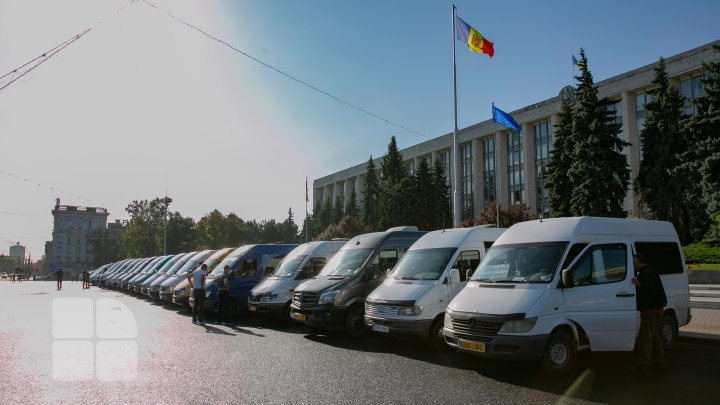 Protestul transportatorilor: Peste o sută de microbuze de rute interurbane au parcat în PMAN (FOTOREPORT)