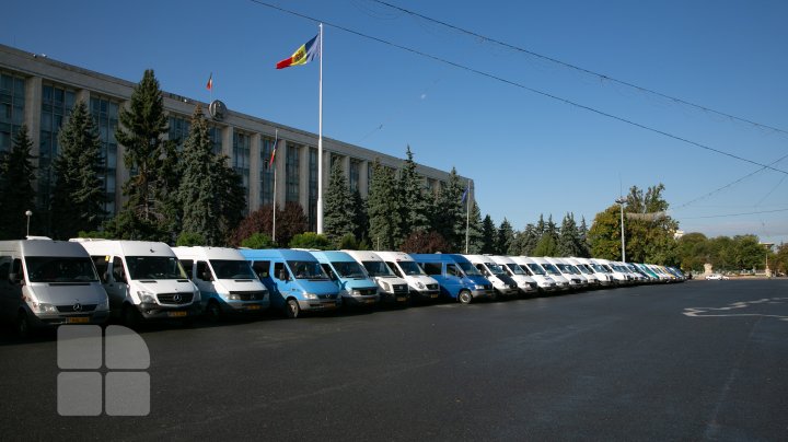 Protestul transportatorilor: Peste o sută de microbuze de rute interurbane au parcat în PMAN (FOTOREPORT)