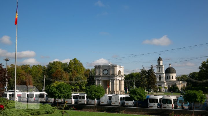 Protestul transportatorilor: Peste o sută de microbuze de rute interurbane au parcat în PMAN (FOTOREPORT)