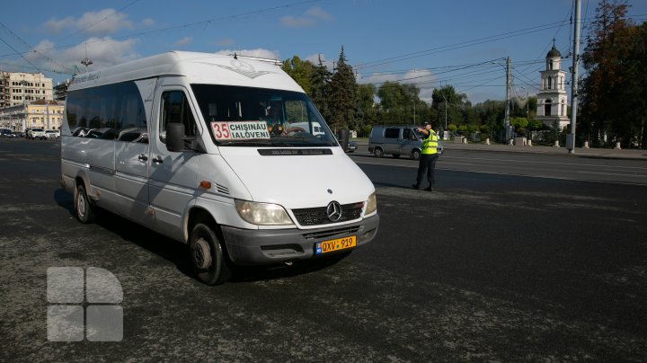 Protestul transportatorilor: Peste o sută de microbuze de rute interurbane au parcat în PMAN (FOTOREPORT)