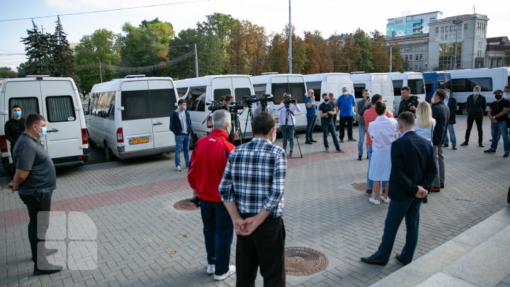 Protestul transportatorilor: Peste o sută de microbuze de rute interurbane au parcat în PMAN (FOTOREPORT)