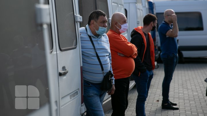 Protestul transportatorilor: Peste o sută de microbuze de rute interurbane au parcat în PMAN (FOTOREPORT)