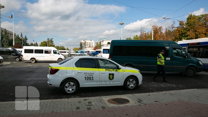 Protestul transportatorilor: Peste o sută de microbuze de rute interurbane au parcat în PMAN (FOTOREPORT)