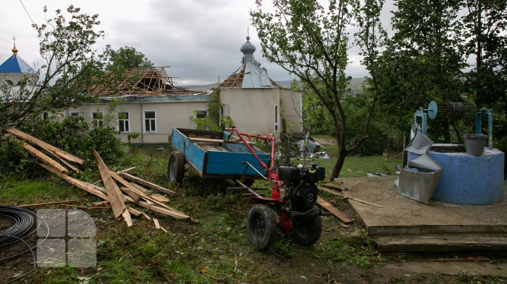 Cum arată satul Boşcana după distrugerile provocate de furtuna de joi seara (FOTOREPORT)