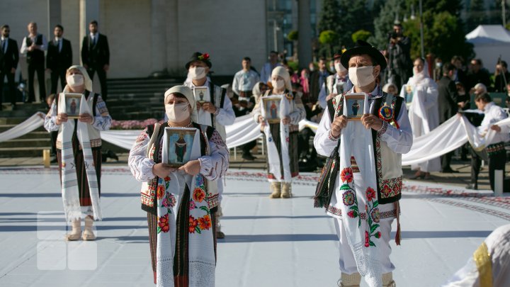 Hramul Oraşului pe timp de pandemie de coronavirus: liturghie, expoziţii, târguri şi concerte (FOTOREPORT)