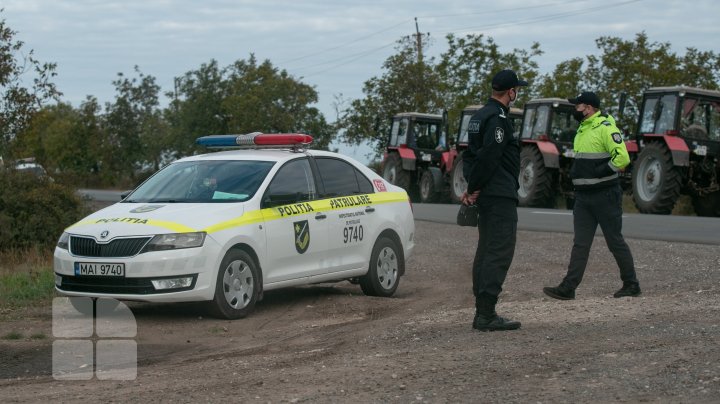 Agricultorii, din nou la protest. Fermierii din 14 raioane ale țării au scos în stradă tehnica agricolă (FOTOREPORT)