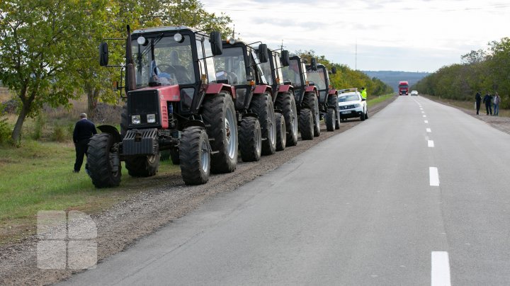 Agricultorii, din nou la protest. Fermierii din 14 raioane ale țării au scos în stradă tehnica agricolă (FOTOREPORT)