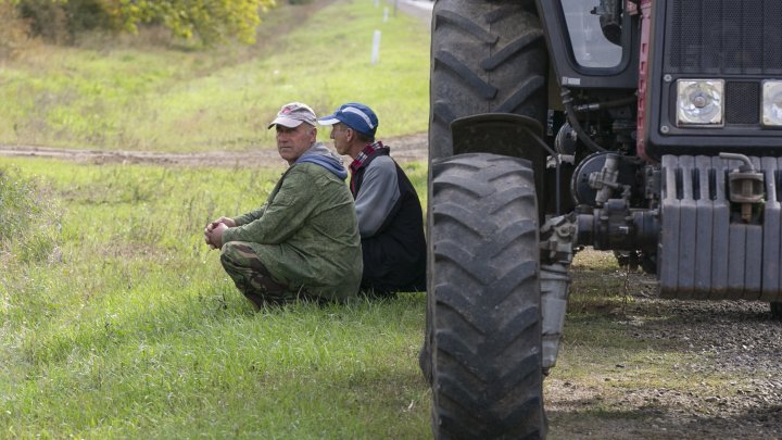 Agricultorii, din nou la protest. Fermierii din 14 raioane ale țării au scos în stradă tehnica agricolă (FOTOREPORT)