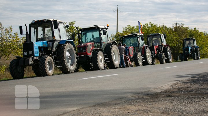 Agricultorii, din nou la protest. Fermierii din 14 raioane ale țării au scos în stradă tehnica agricolă (FOTOREPORT)