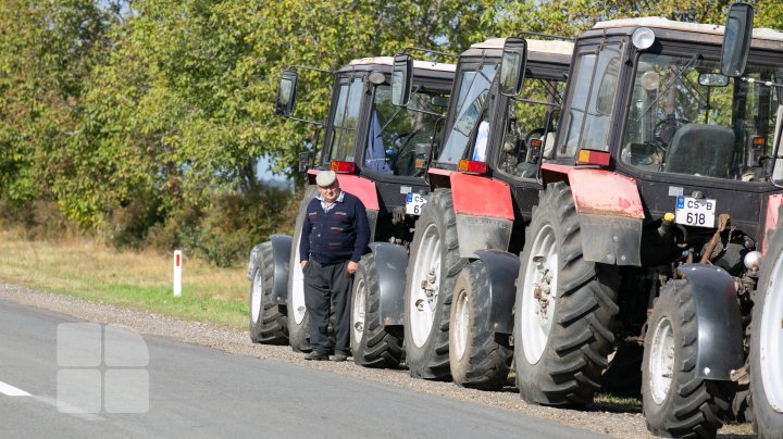 Agricultorii, din nou la protest. Fermierii din 14 raioane ale țării au scos în stradă tehnica agricolă (FOTOREPORT)