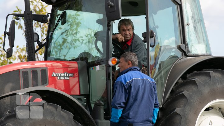 Agricultorii, din nou la protest. Fermierii din 14 raioane ale țării au scos în stradă tehnica agricolă (FOTOREPORT)