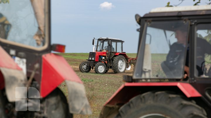 Agricultorii, din nou la protest. Fermierii din 14 raioane ale țării au scos în stradă tehnica agricolă (FOTOREPORT)