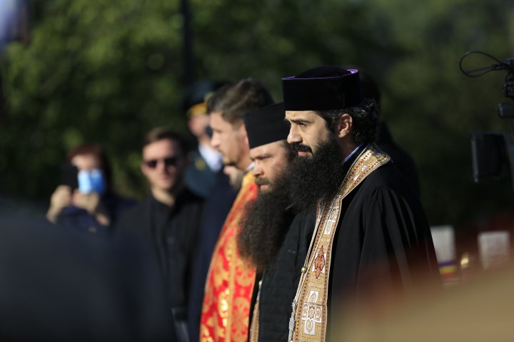 Ostașii căzuți în cel de-al Doilea Război Mondial, comemorați în satul Mana în ajunul Zilei Armatei Române (FOTOREPORT)