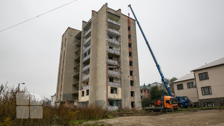 Au început lucrările de demolare a blocului avariat de la Otaci (FOTO/VIDEO)