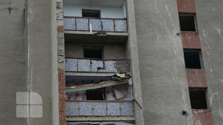 Au început lucrările de demolare a blocului avariat de la Otaci (FOTO/VIDEO)