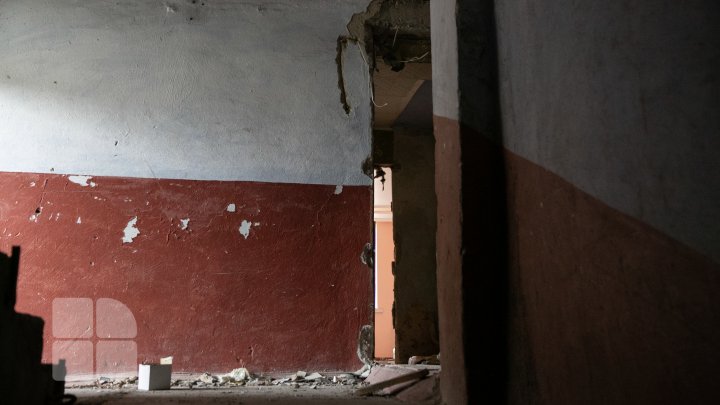 Au început lucrările de demolare a blocului avariat de la Otaci (FOTO/VIDEO)